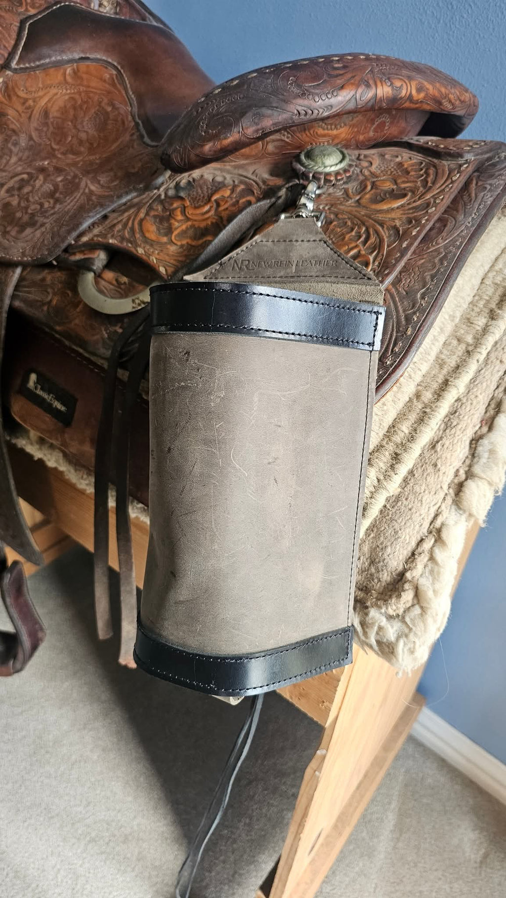 Cylinder Saddle Bottle Holder