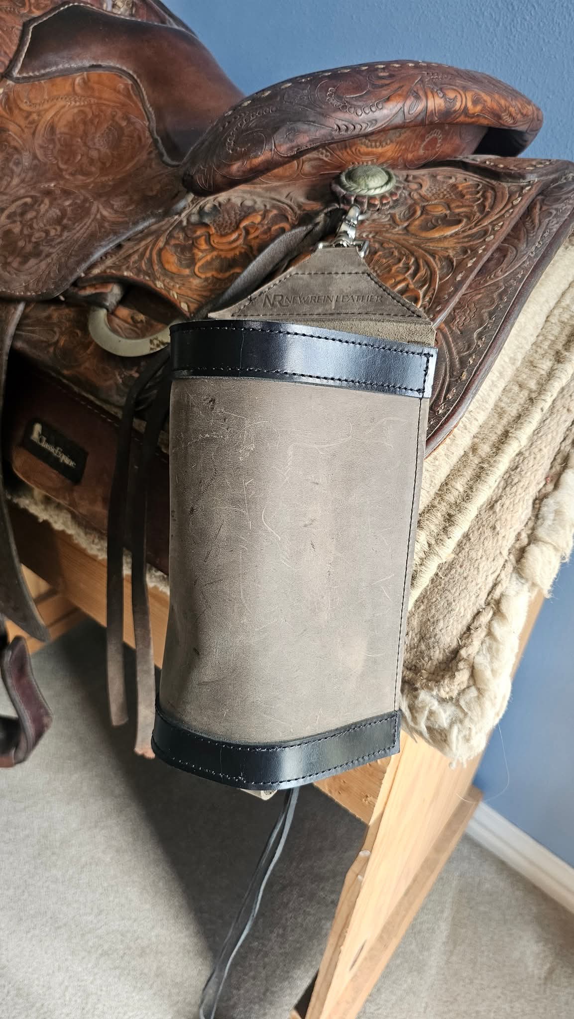 Cylinder Saddle Bottle Holder