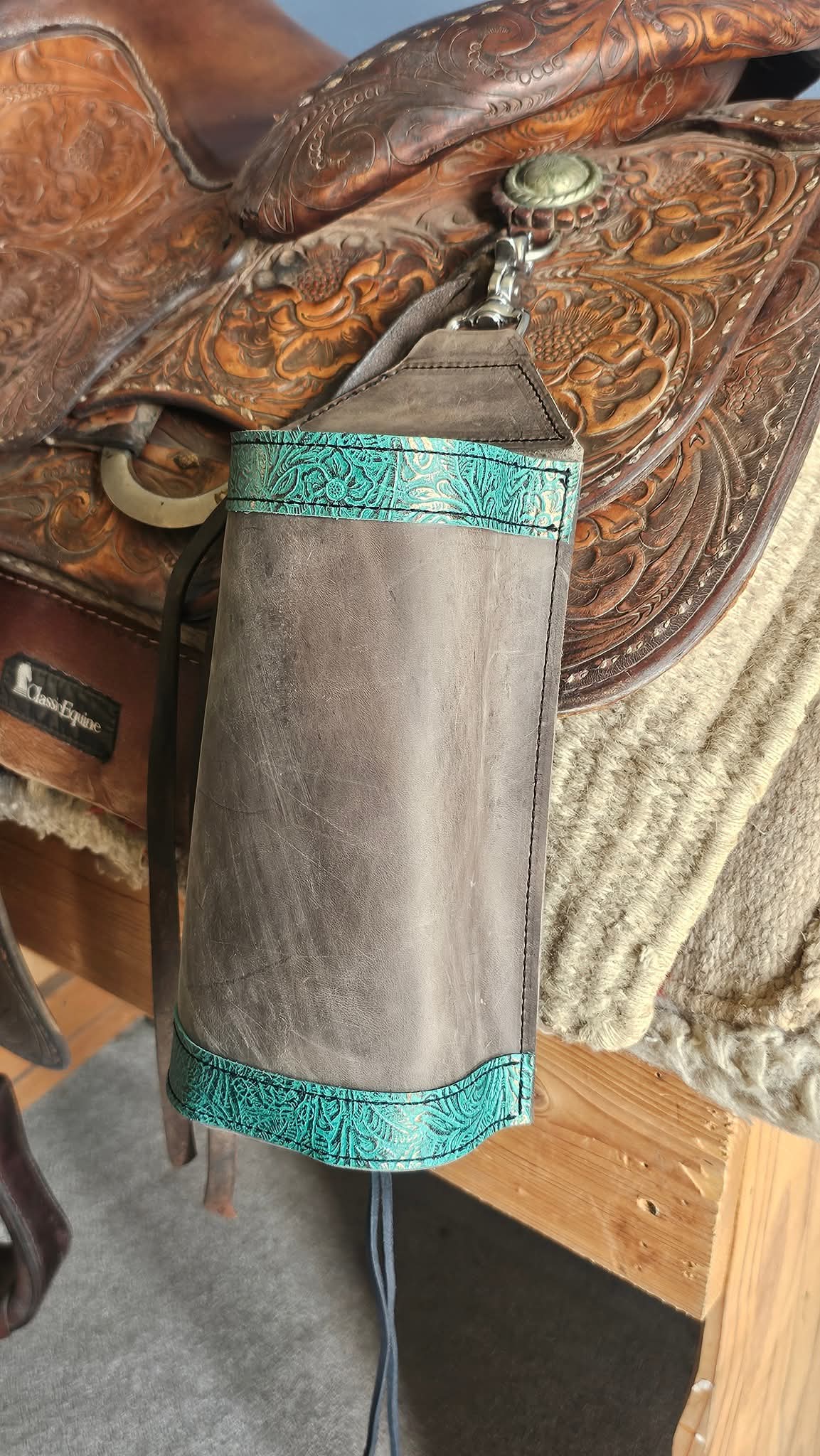 Cylinder Saddle Bottle Holder